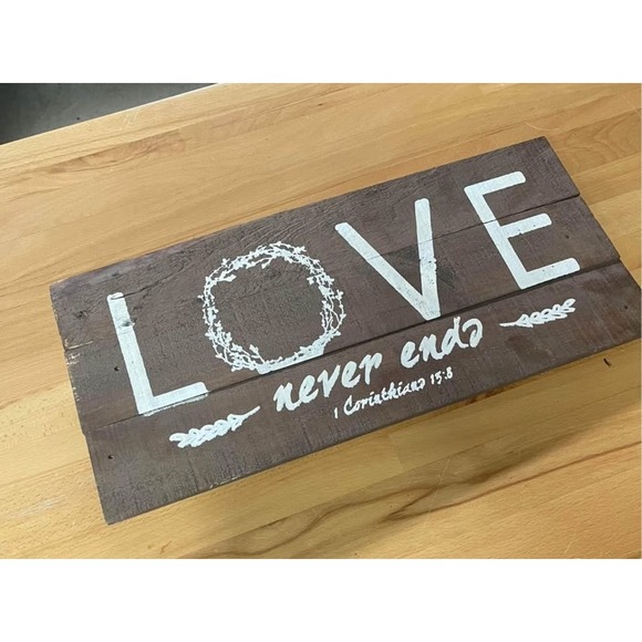 Rustic Wood LOVE Never Ends Sign Farmhouse Wall Decor Scripture Jesus Thorn 20x9 - Picture 1 of 2